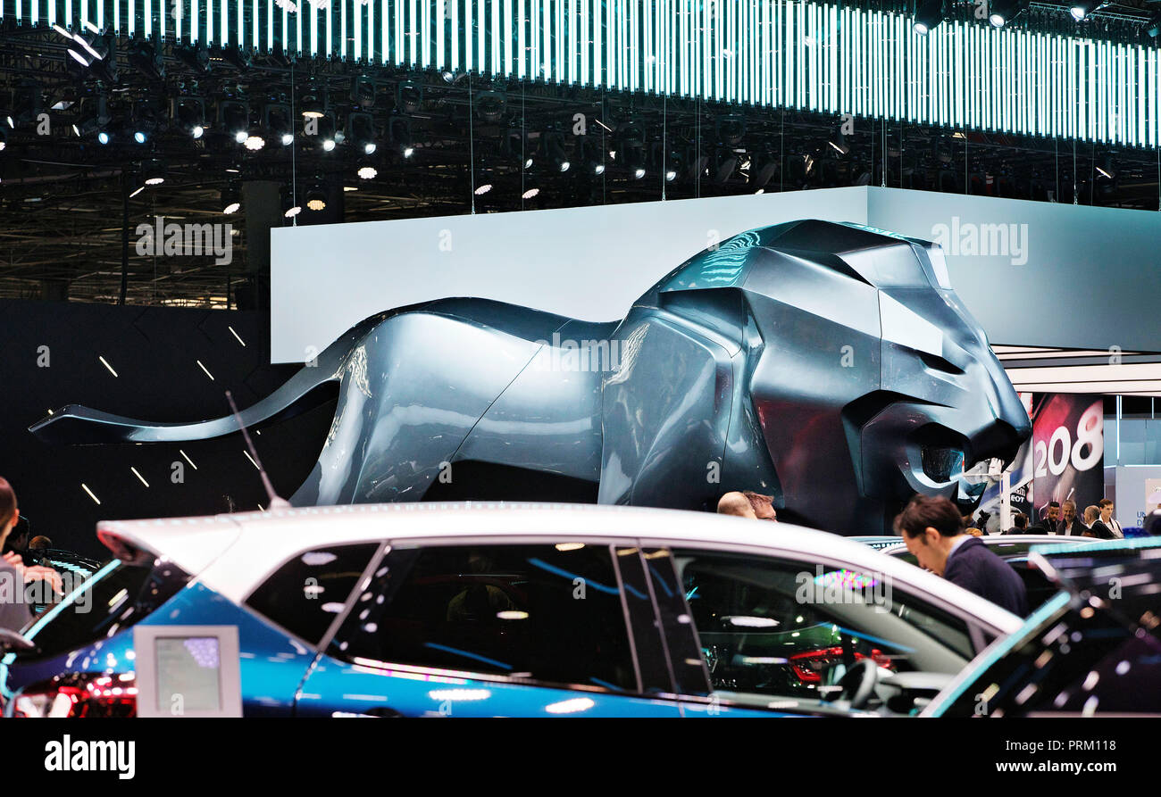 Enorme lion è un eye-catcher della Peugeot di esposizione presso l'International Motor Show di Parigi, Francia, il Mercoledì, 3 ottobre 2018. (CTK foto/Rene F Foto Stock