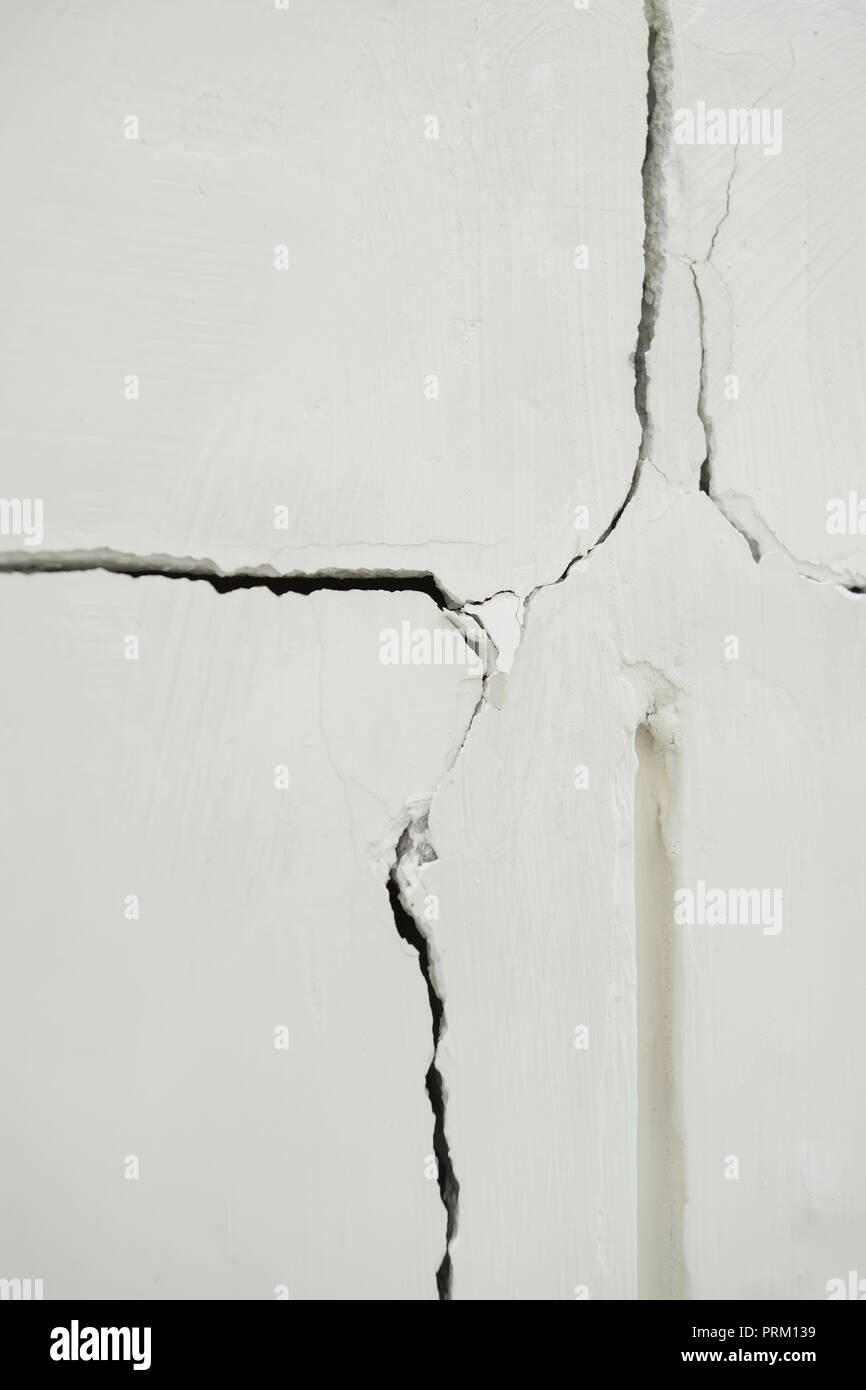 Home problema, problema di costruzione muro incrinato necessità di riparazione Foto Stock