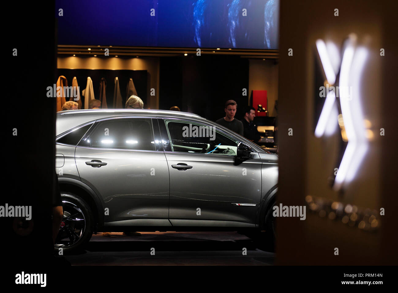 DS costruttore stand con DS7 Crossback showcar durante la seconda giornata internazionale di Parigi al Motorshow il Mercoledì, 3 ottobre 2018 a Parigi, Francia. Foto Stock