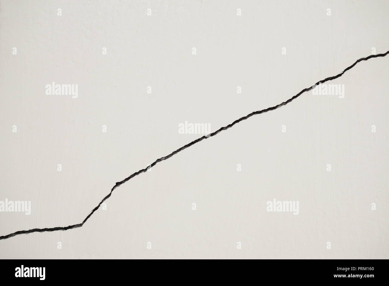 Home problema, problema di costruzione muro incrinato necessità di riparazione Foto Stock