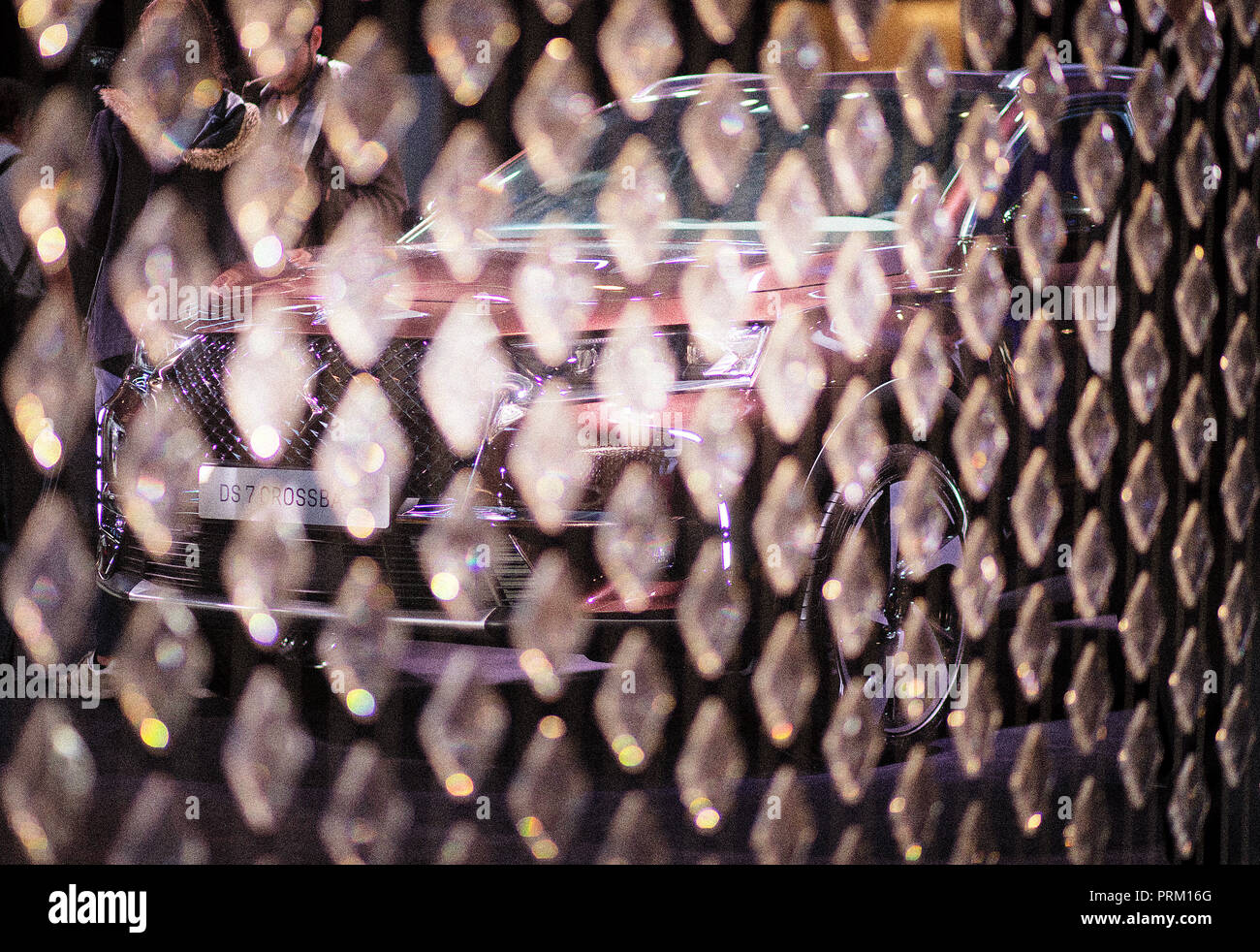 DS costruttore stand con DS7 Crossback showcar durante la seconda giornata internazionale di Parigi al Motorshow il Mercoledì, 3 ottobre 2018 a Parigi, Francia. Foto Stock