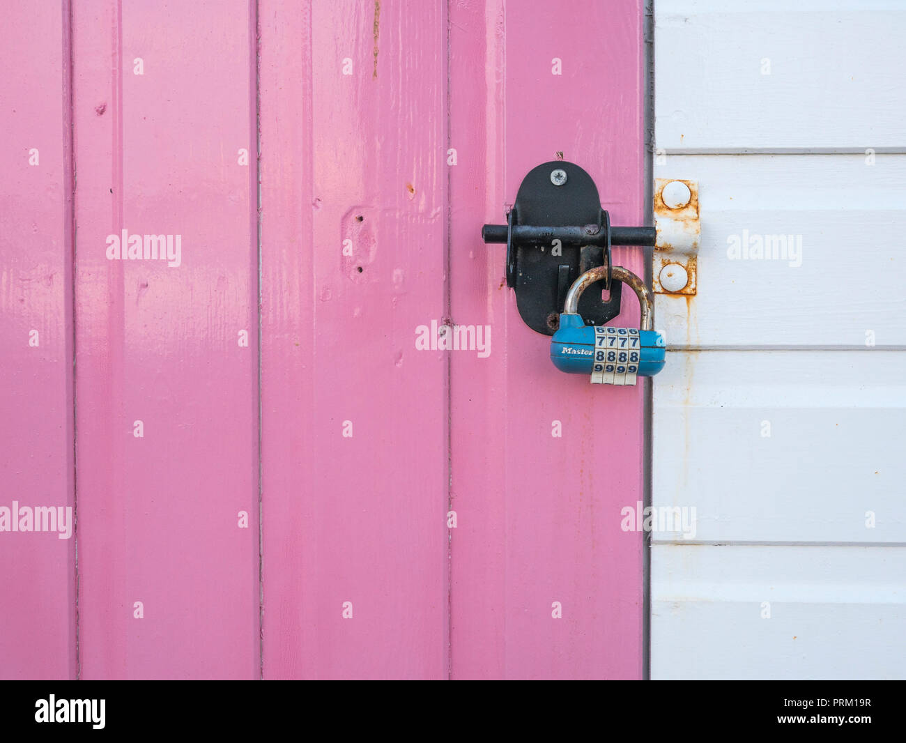 Sportello chiuso con lucchetto di una capanna sulla spiaggia a Newquay, Cornwall. Bloccato in posizione e bloccare in posizione la metafora. Foto Stock