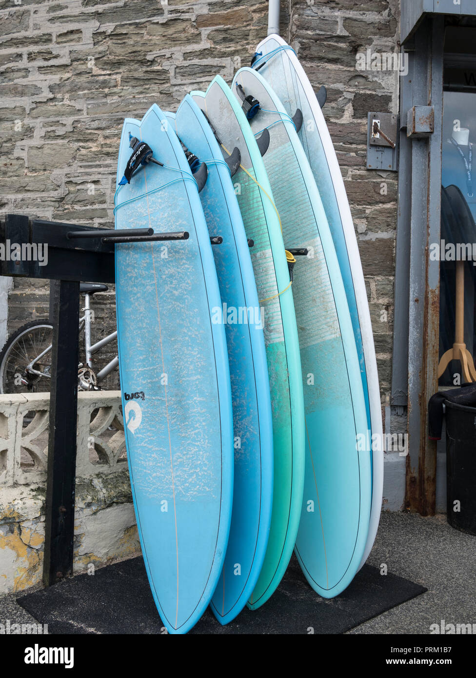 Riflettere il mondo del surf, tavole da surf e attività di navigazione / lifestyle a Newquay, Cornwall. Home di Boardmasters Festival. Foto Stock