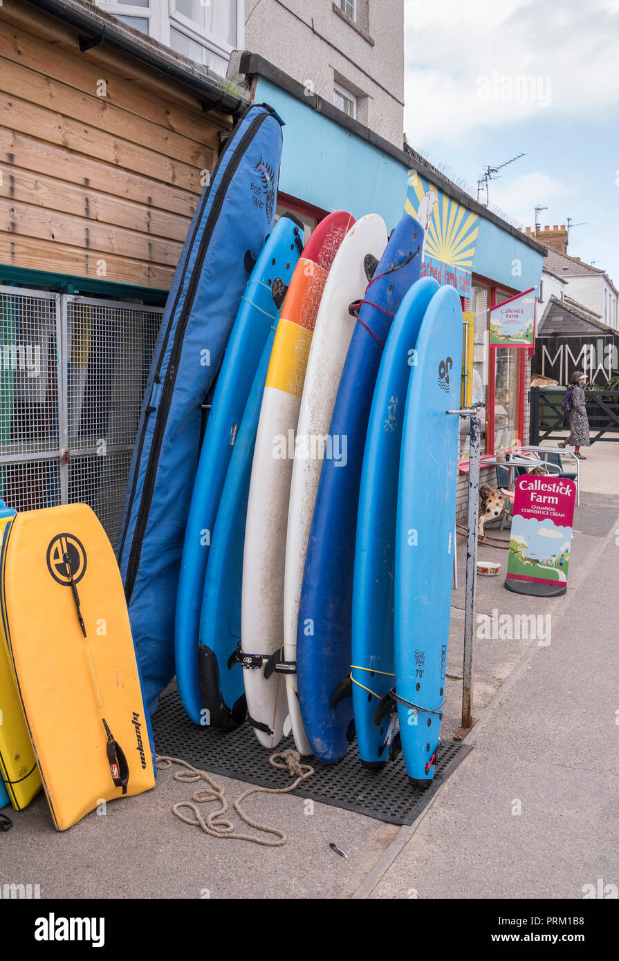 Riflettere il mondo del surf, tavole da surf e attività di navigazione / lifestyle a Newquay, Cornwall. Home di Boardmasters Festival. Foto Stock