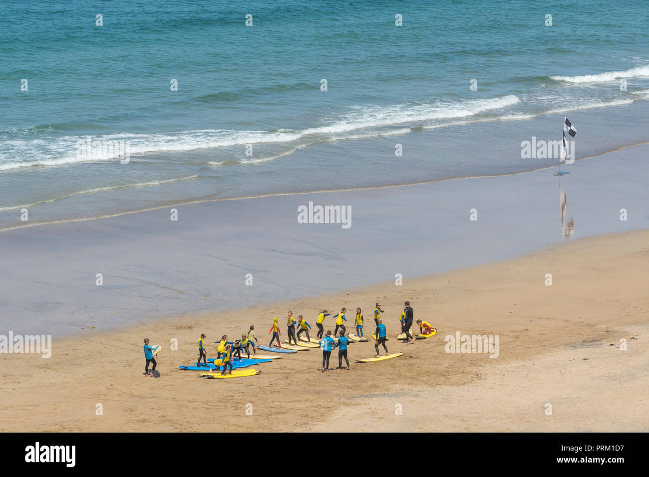 Riflettere il mondo del surf, tavole da surf, surfisti e attività di navigazione / lifestyle a Newquay, Cornwall. Home di Boardmasters. Foto Stock