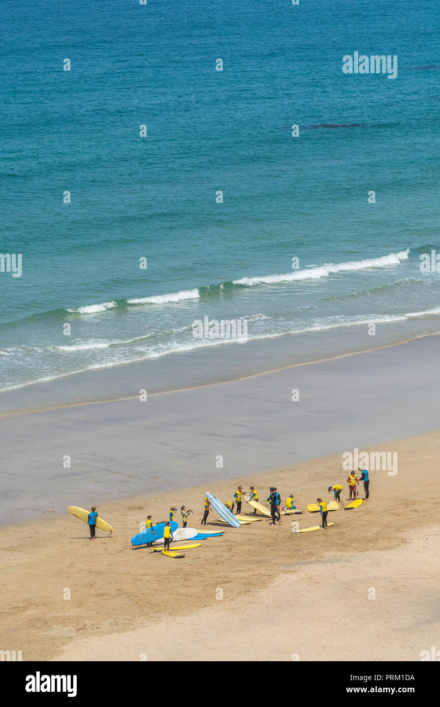 Riflettere il mondo del surf, tavole da surf, surfisti e attività di navigazione / lifestyle a Newquay, Cornwall. Home di Boardmasters. Foto Stock