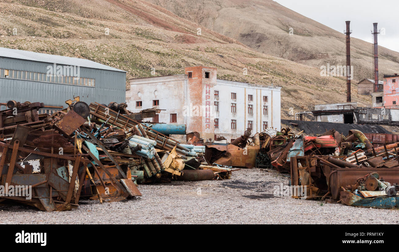 Infrastruttura abbandonata a ex sovietica del carbone avamposto di Pyramiden in Svalbard, Norvegia. Foto Stock