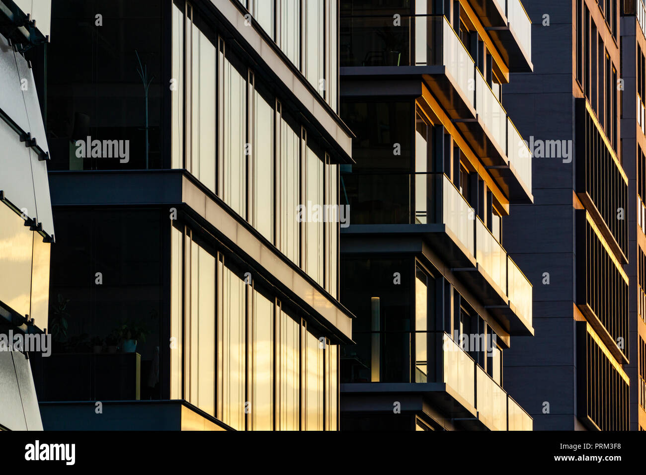 Berlino, Germania, Settembre 27, 2018: Full Frame Close-Up di riflessioni in vetro facciata di edificio per uffici Foto Stock
