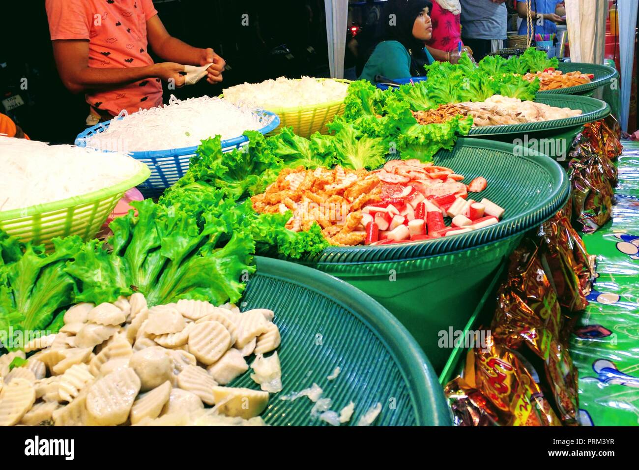 I commercianti che vendono i loro prodotti del mare in un mercato notturno in Krabi town, Thailandia Foto Stock