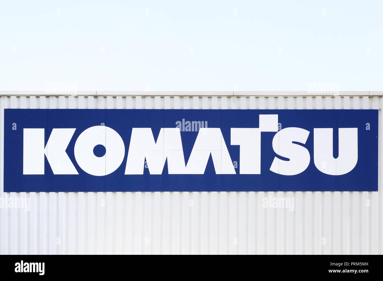 Saint Priest, Francia - 8 Settembre 2018: Komatsu logo su una parete. Komatsu è una multinazionale giapponese corporation Foto Stock