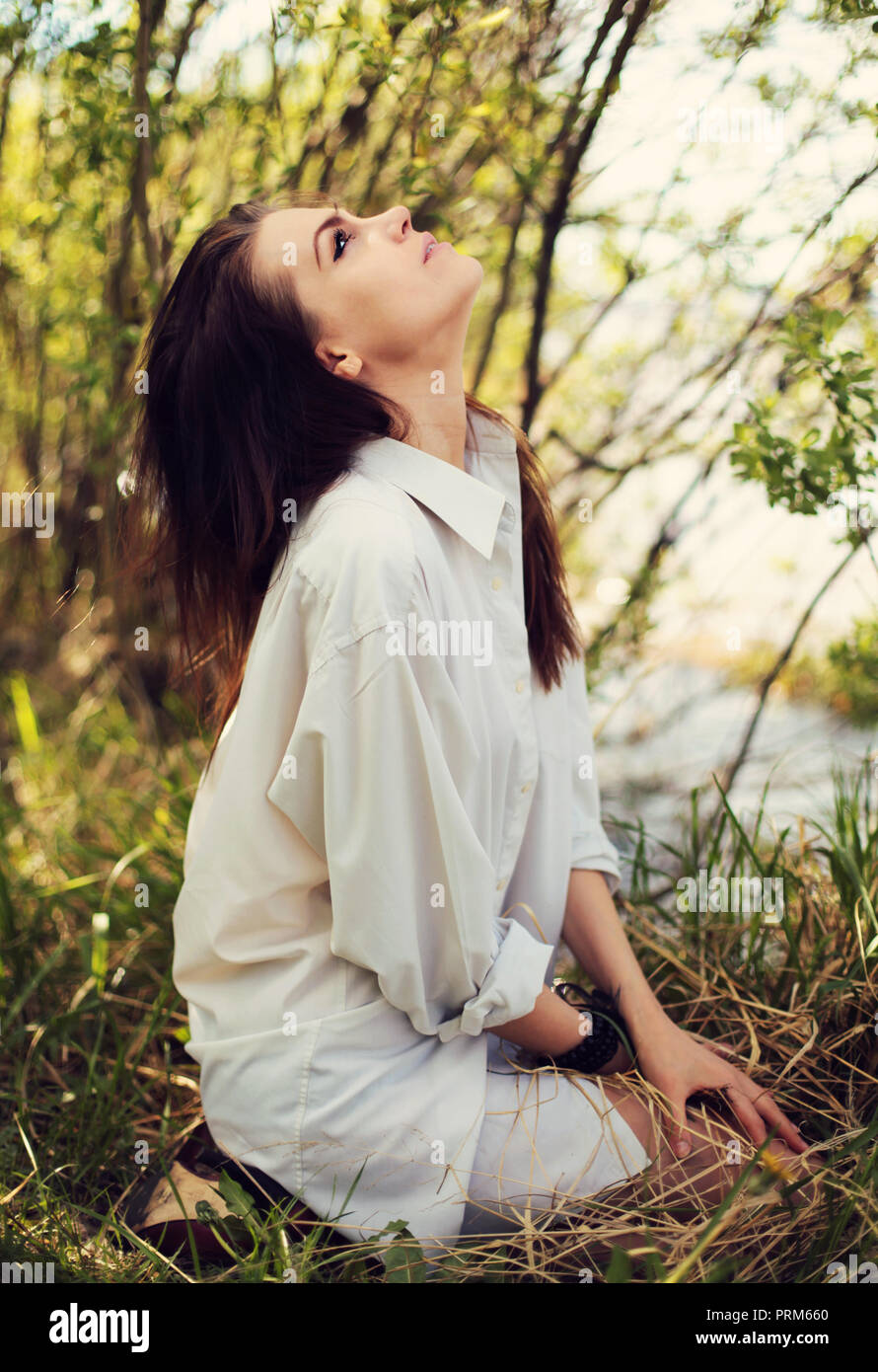 La ragazza di uomini shirt in natura in primavera Foto Stock