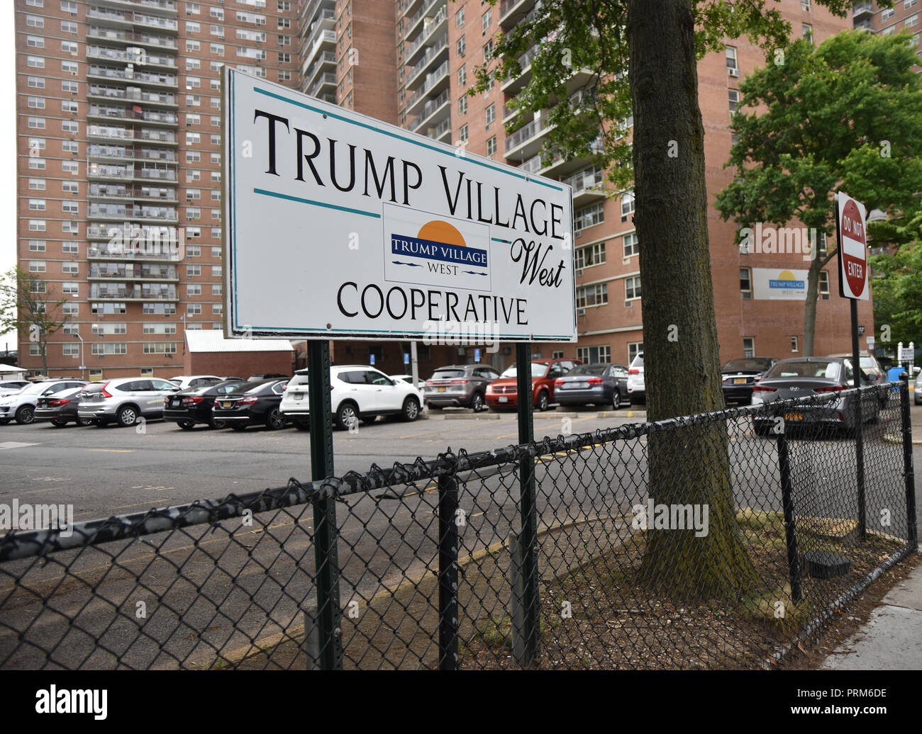 Brooklyn, New York. 4 Luglio, 2018. Un segno identifica Trump Village cooperativa, chiamato la nave ammiraglia di Fred Trump's real estate impero del New York Times. Foto Stock