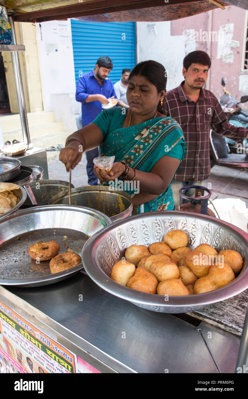 Preparazione e vendita di Indian street food in un cibo in stallo. Fotografato in Ahmedabad, Gujarat, India Foto Stock