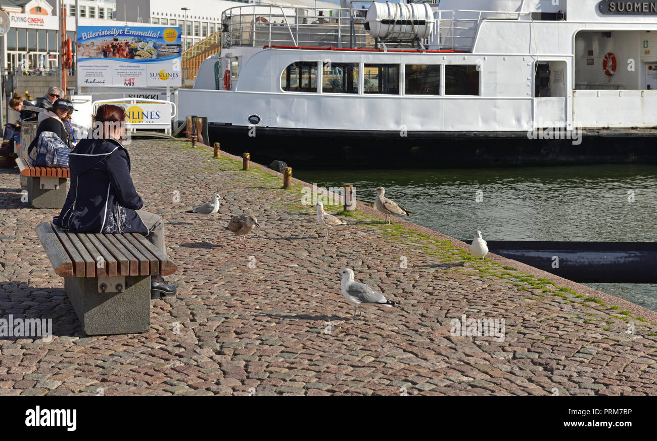 Piazza del mercato. La città di Helsinki il trasporto mantiene tutto l'anno link traghetto al porto di Suomenlinna. I passeggeri e gabbiani Foto Stock