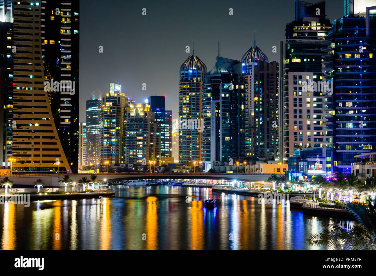 Dubai marina moderni grattacieli riflessi nell'acqua di notte Foto Stock