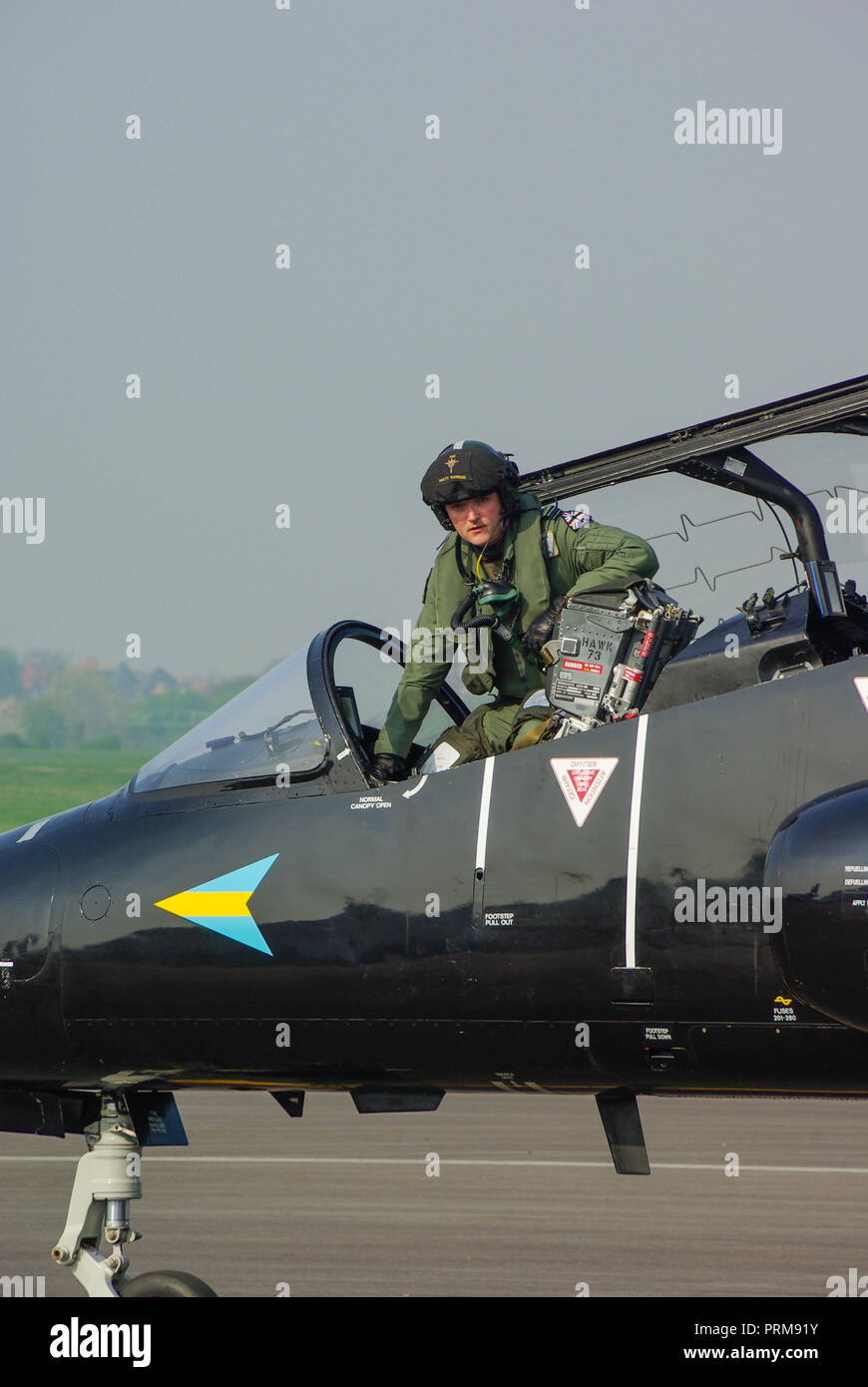 La RAF, il pilota di Hawk solista della Royal Air Force Matt Barker, che sale dalla cabina di pilotaggio di un jet-plane BAe Hawk T1. Tuta da volo. Tuta volante Foto Stock