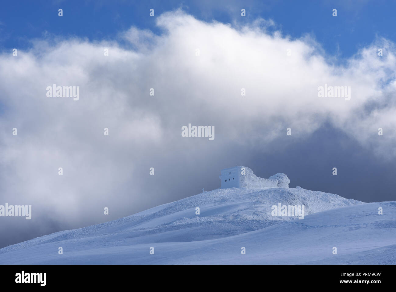 Paesaggio invernale in montagna. Il vecchio osservatorio sulla parte superiore. Bella la texture di neve e neve. Carpazi, Ucraina, Europa Foto Stock