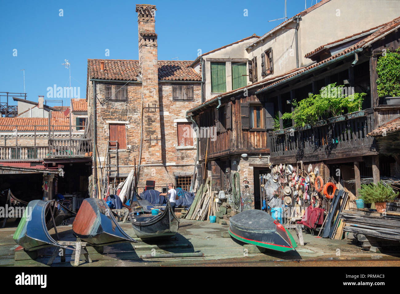 Gondola cantiere di riparazione a Venezia Foto Stock