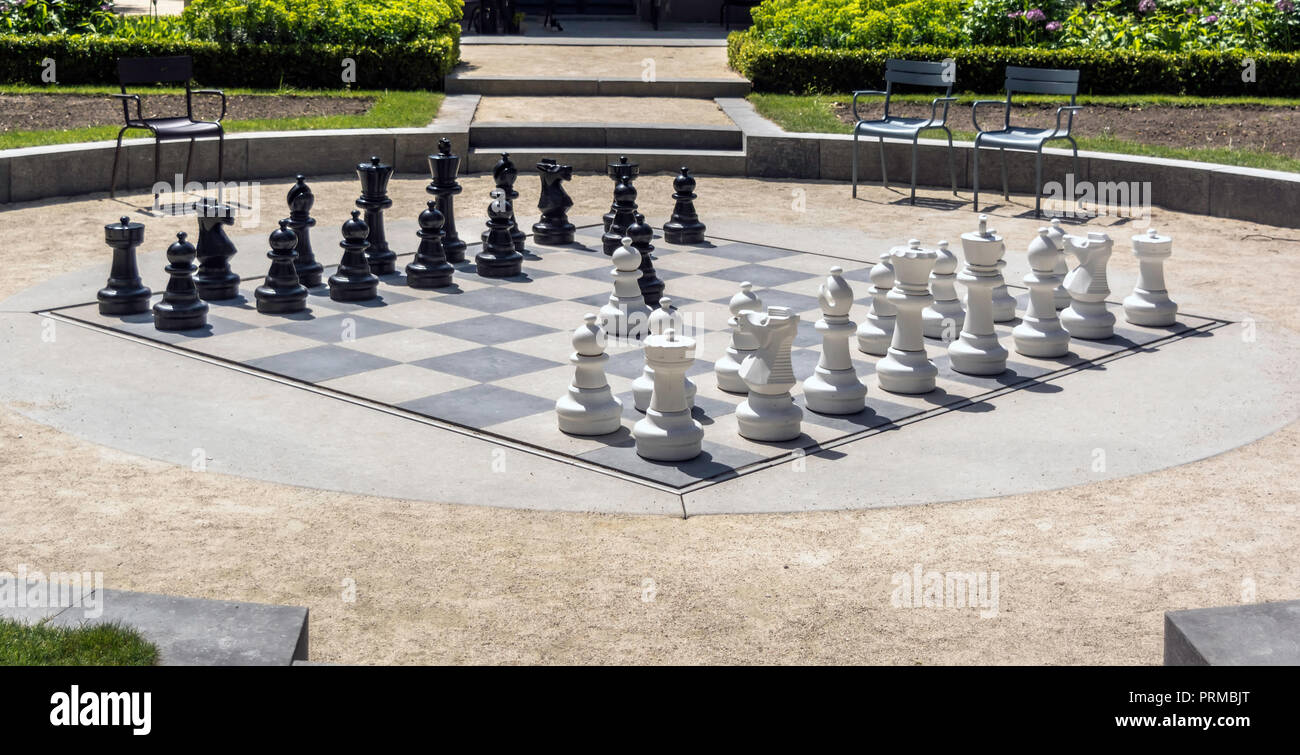 Scacchi giganti in il Museo Rijks (museo nazionale) giardini. Chiunque può godere di un gioco di scacchi con amici o con persone in modo casuale. Foto Stock