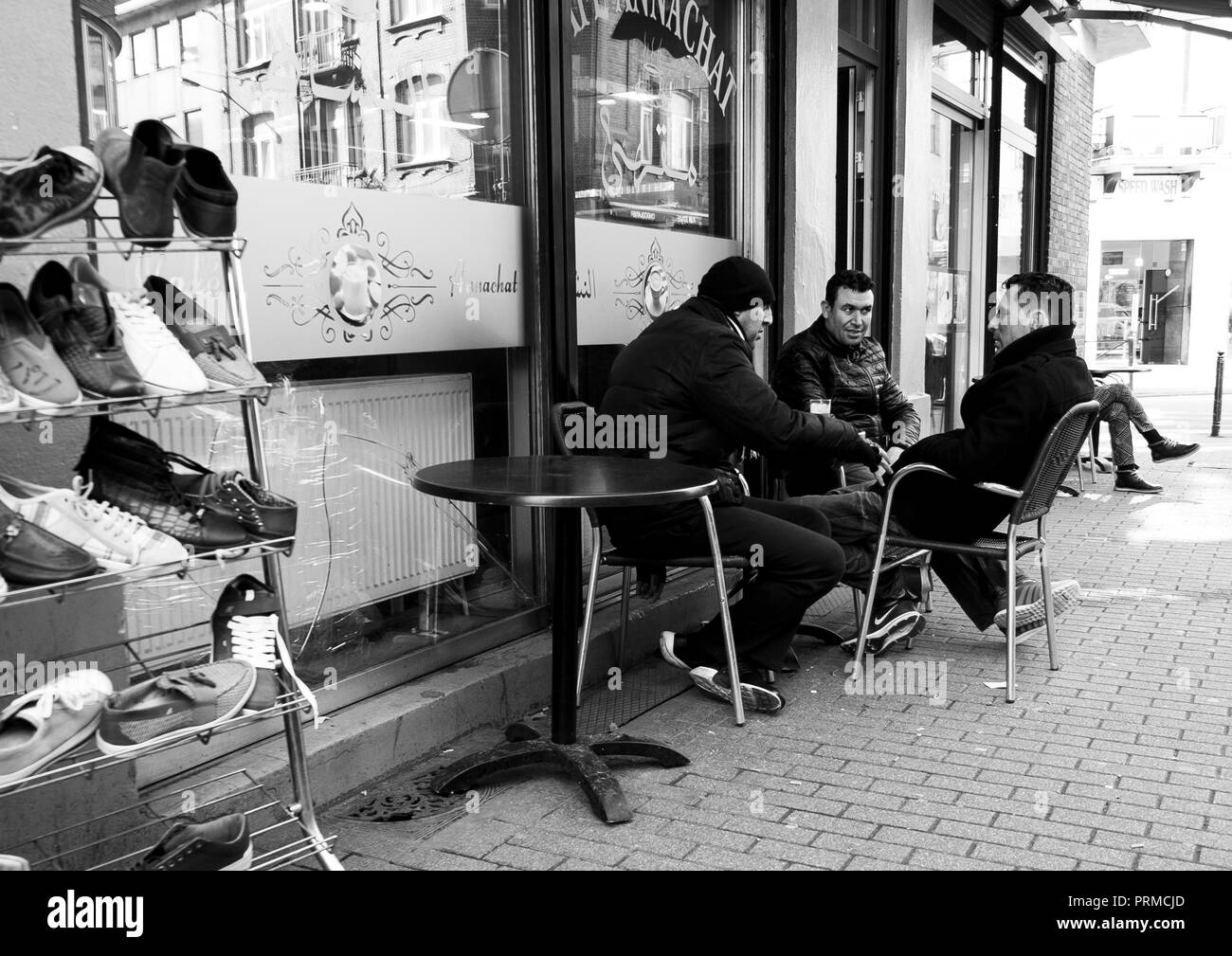 Cafe su Rue Heyvaert, Cureghem, Anderlecht, Bruxelles Foto Stock