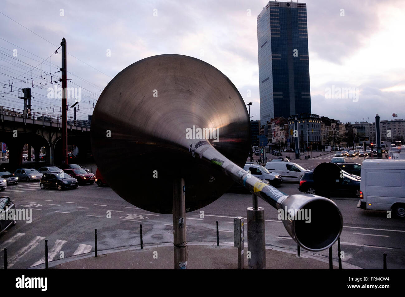 'La Pasionaria' su Avenue de Stalingrad, Bruxelles, un'opera dell'artista locale Emilio Lopez-Menchero che è dedicata a tutti i migranti in Belgio Foto Stock