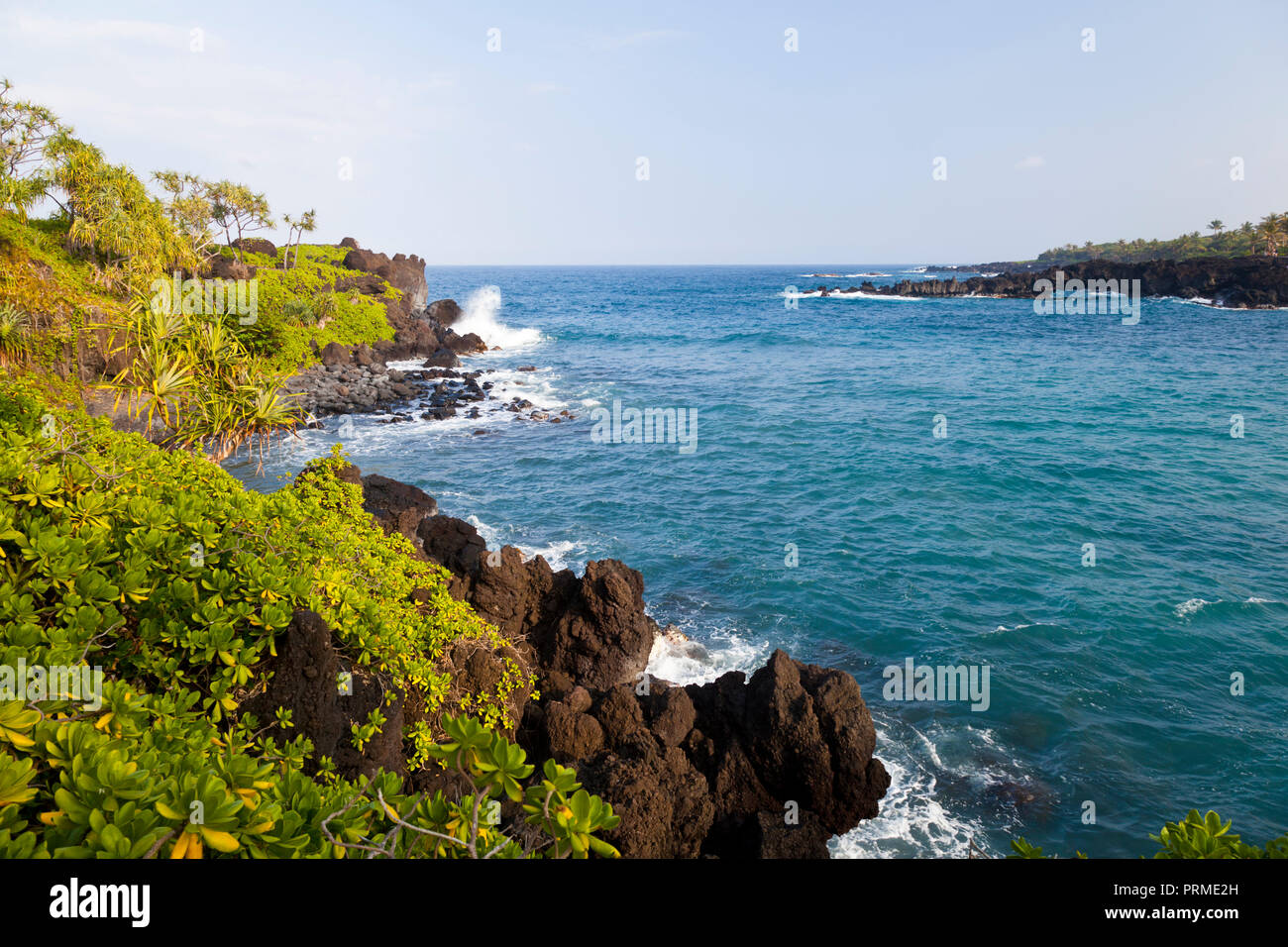 Spruzzi delle onde sulle scogliere nella parte orientale di Maui, Hawaii. Foto Stock