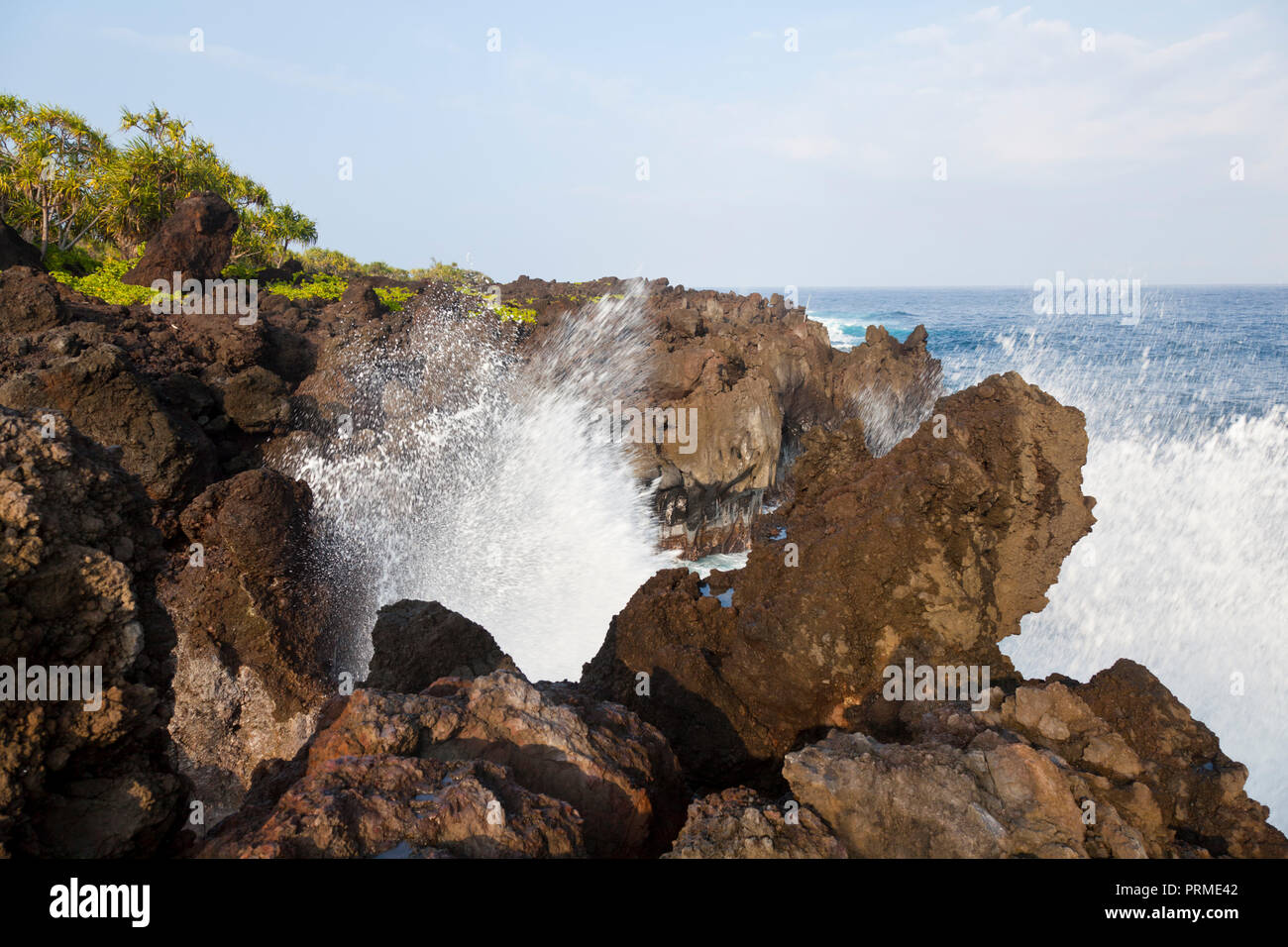Spruzzi delle onde sulle scogliere nella parte orientale di Maui, Hawaii. Foto Stock