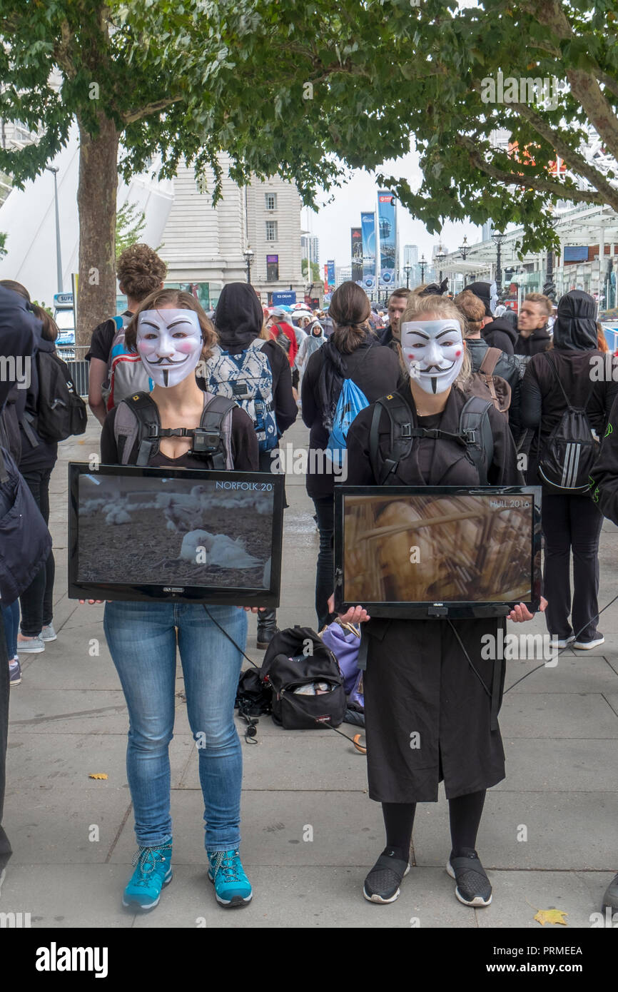 I membri del collettivo attivista anonimo per i senza voce, un animale diritti organizzazione specializzata in street attivismo, dimostrare a Londra il Ago Foto Stock