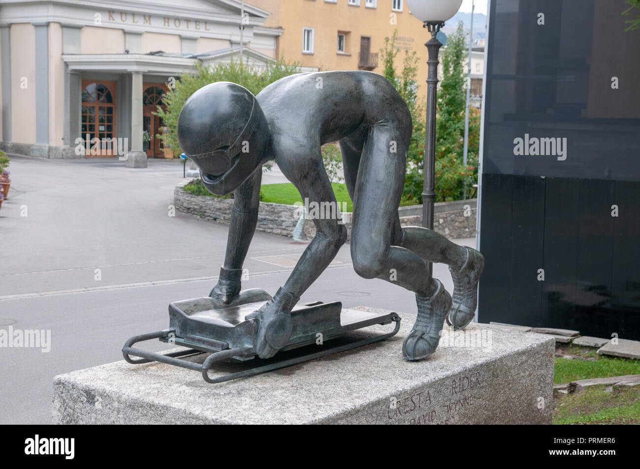La scultura in bronzo di una cresta Rider (1985) di David Wynne in St Moritz svizzera Foto Stock