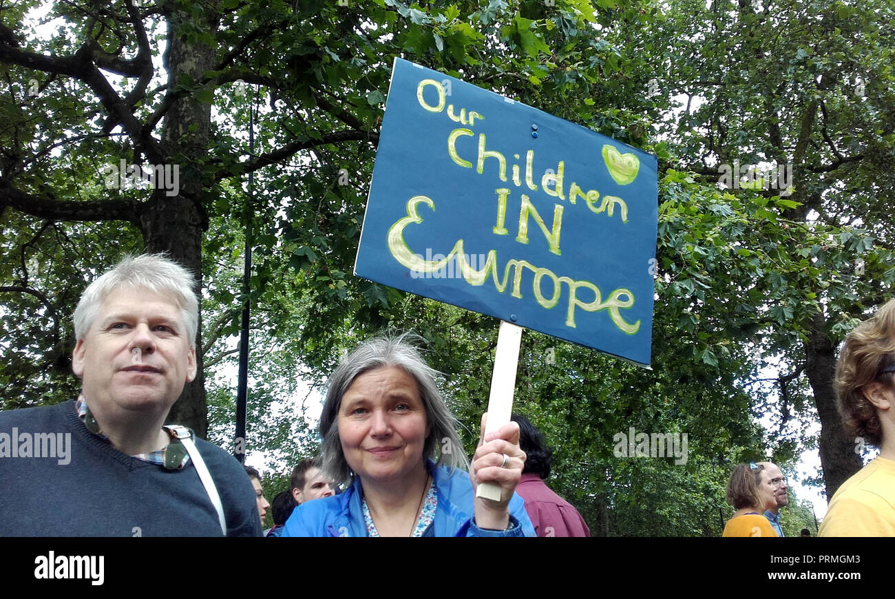 Londra, UK, 2 luglio 2016. 'Marco per l'Europa", Anti-Brexit protesta. Un manifestante tiene un cartello che diceva "i nostri figli in Europa". Foto Stock