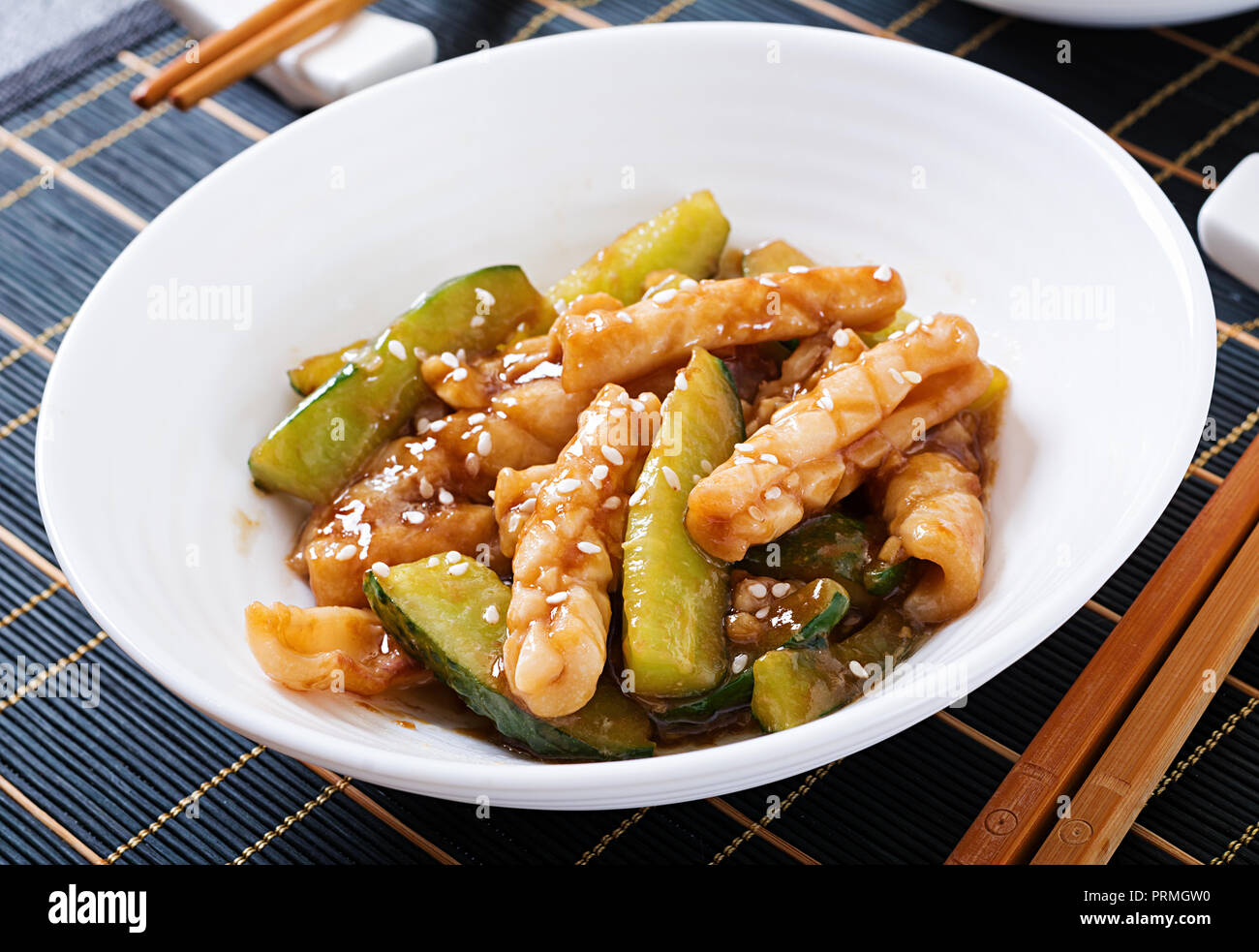 Thai piccante con insalata di calamari e cetriolo in salsa agrodolce. Cibo asiatico. Foto Stock