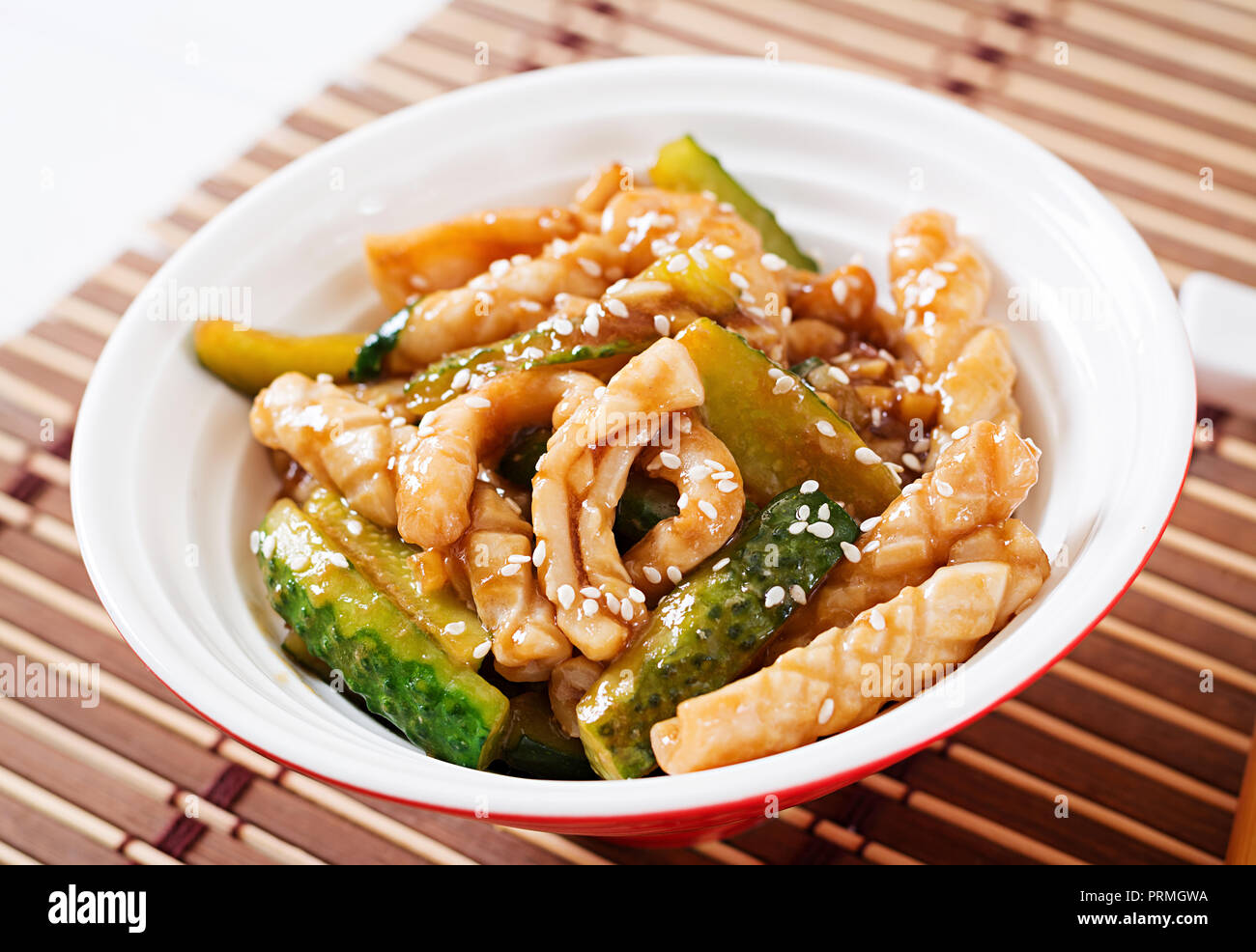 Thai piccante con insalata di calamari e cetriolo in salsa agrodolce. Cibo asiatico. Foto Stock