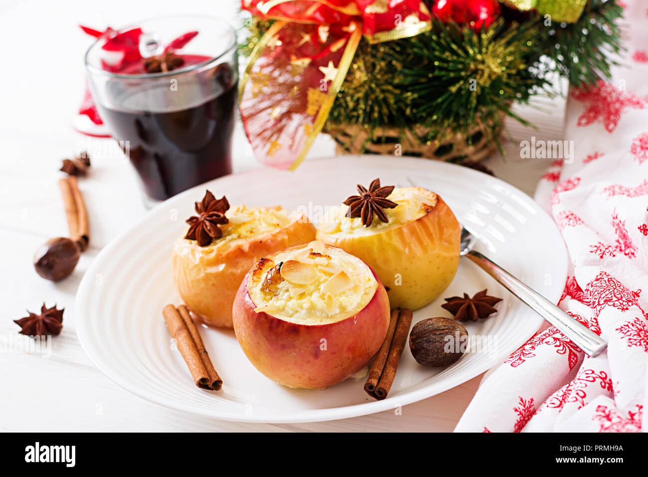 Farcite le mele al forno con formaggio, uvetta e mandorle per Natale su uno sfondo bianco. Xmas food dessert. Foto Stock