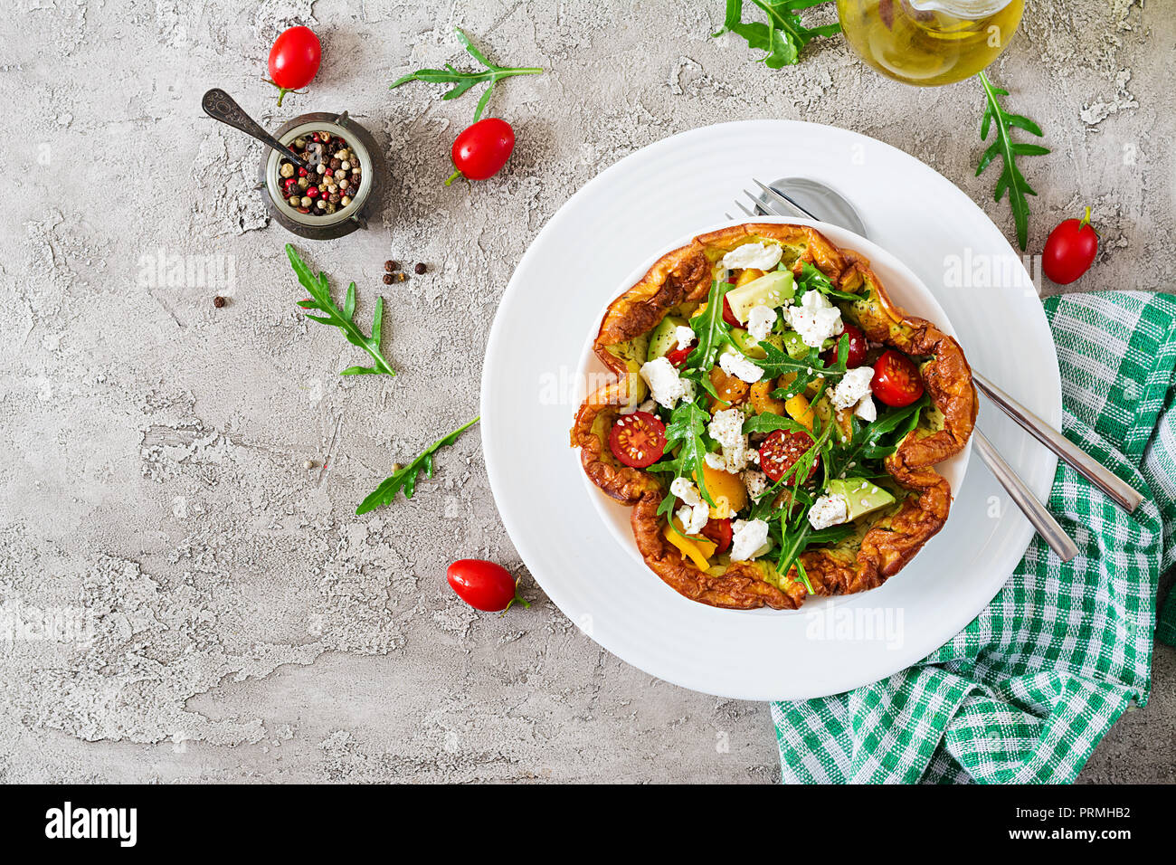 Frittata con pomodori freschi, avocado e mozzarella. La frittata insalata. La prima colazione. Cibo sano. Vista dall'alto. Lay piatto Foto Stock