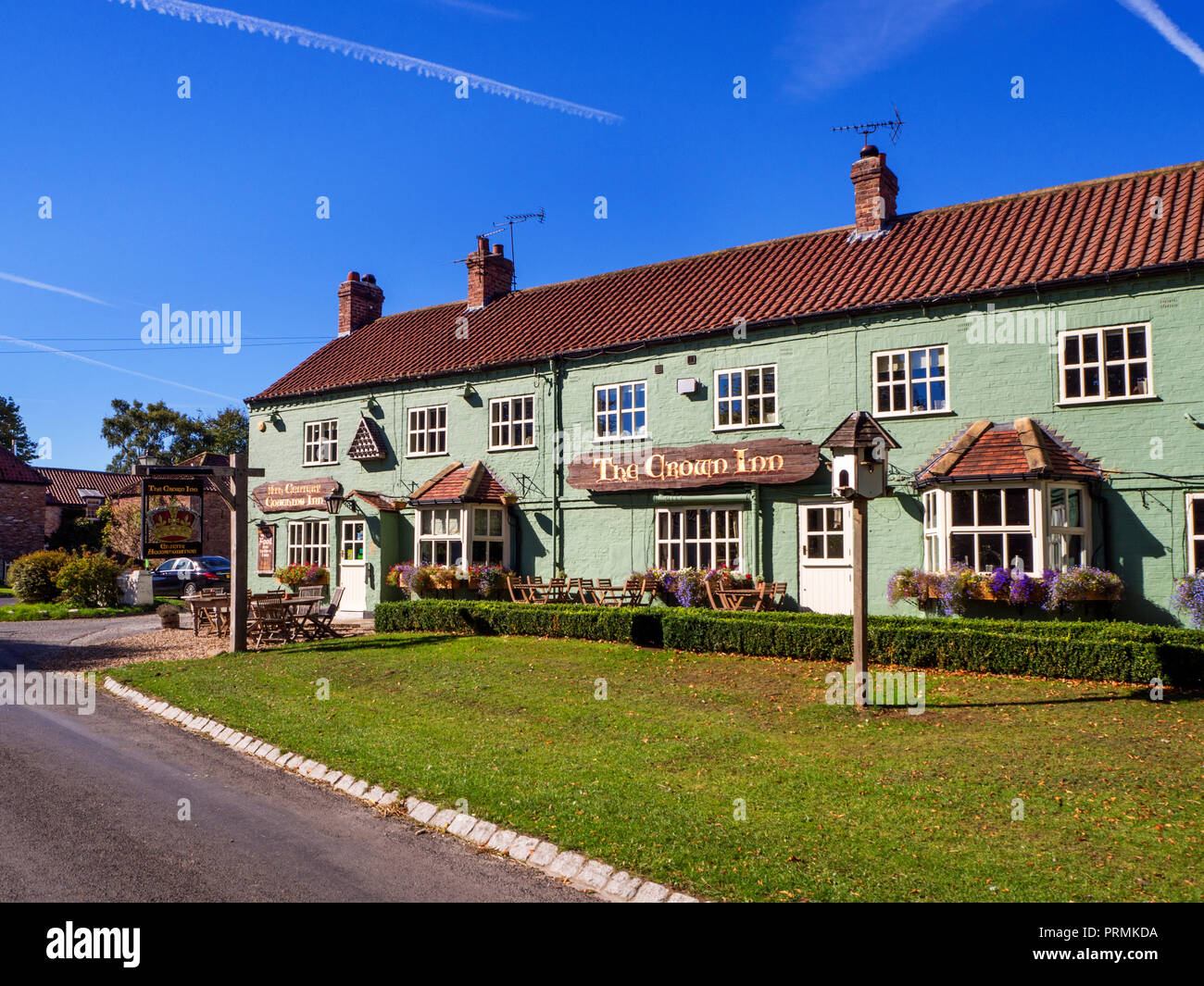 Il Crown Inn del XVI secolo il coaching inn at Roecliffe village vicino a Boroughbridge North Yorkshire, Inghilterra Foto Stock