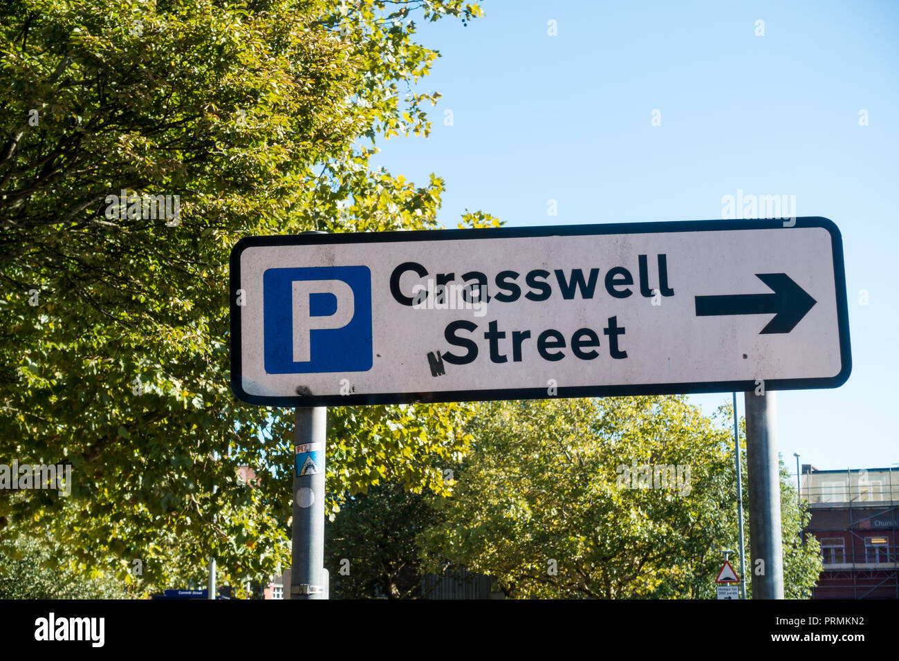 Simbolo di parcheggio Crasswell strada strada strada segno, Portsmouth, Regno Unito Foto Stock