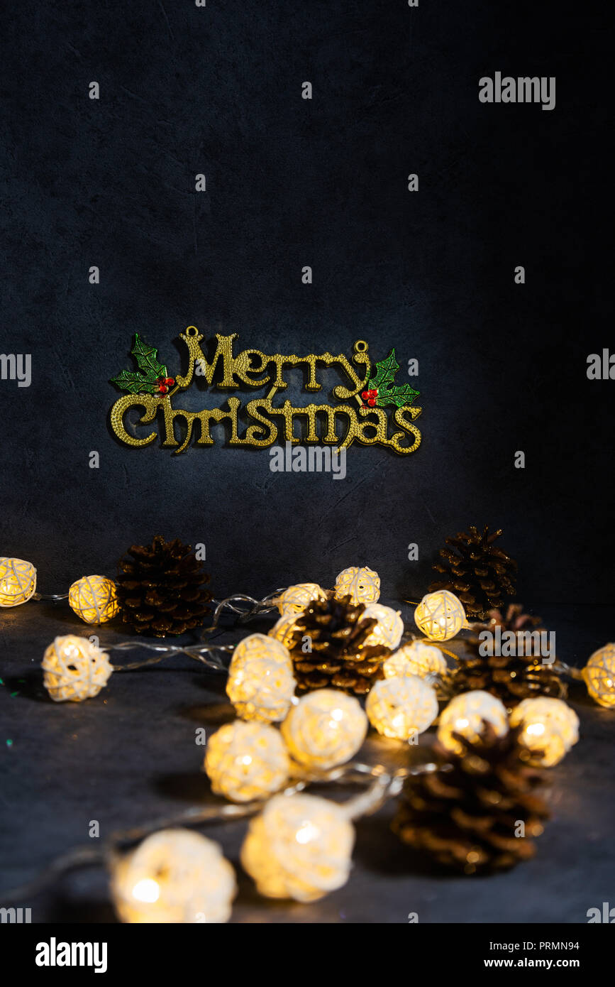 Buon Natale - decorazione di Natale su sfondo scuro Foto Stock