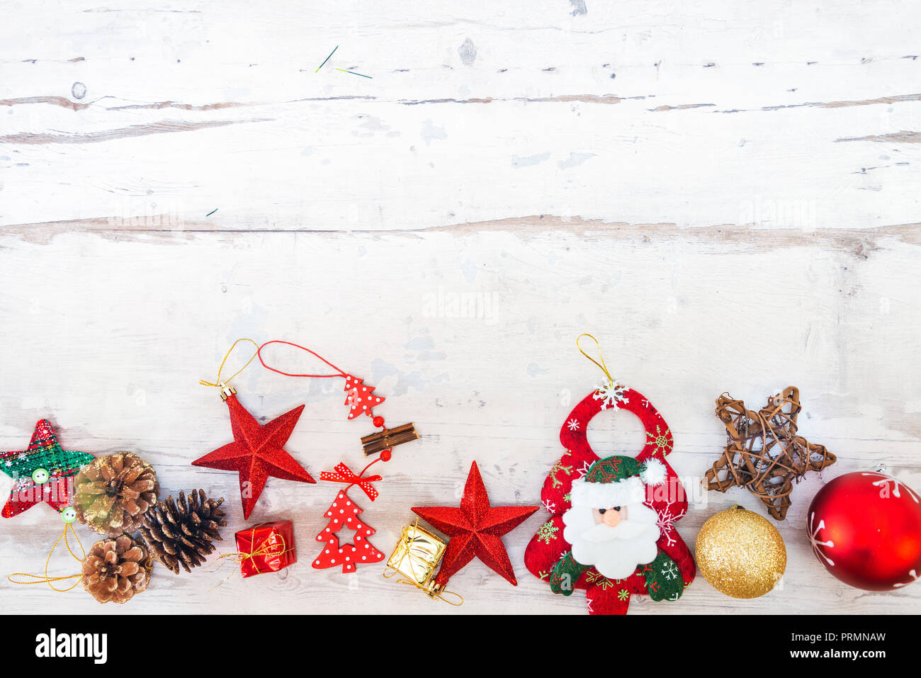 Decorazione di natale luci su uno sfondo di legno Foto Stock