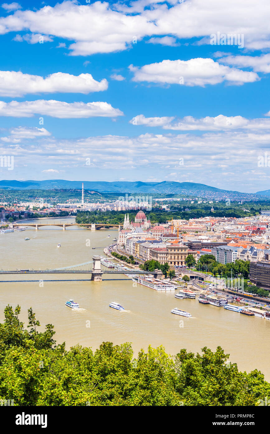 Una vista verso il Parlamento ungherese edificio e la catena e Margaret Ponti dalla cima della collina di Gellert, Budapest, Ungheria Foto Stock