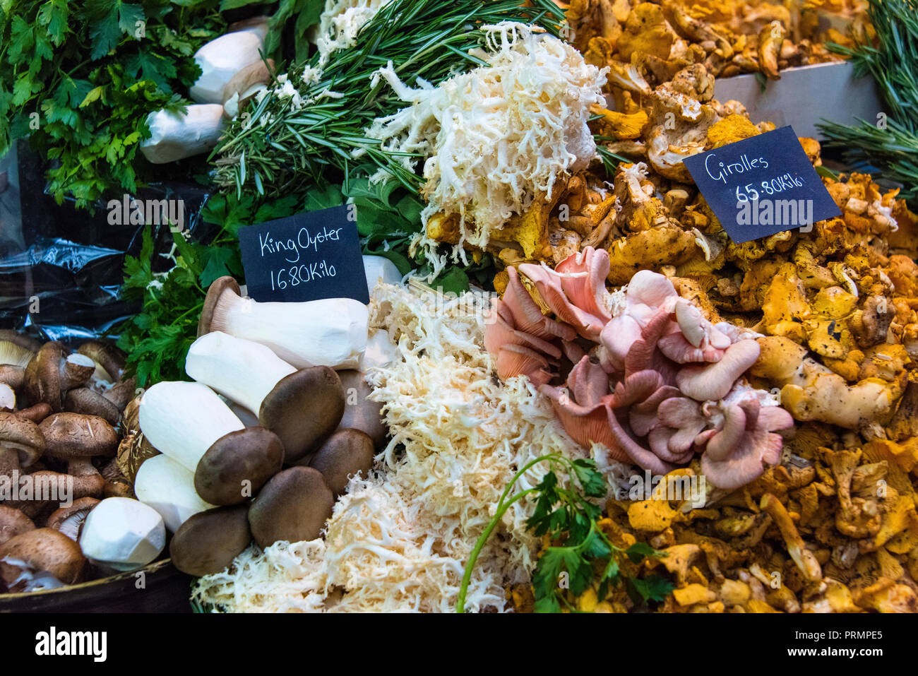 I funghi freschi in vendita s nel mercato di Borough, Southwark, Londra, Inghilterra Foto Stock