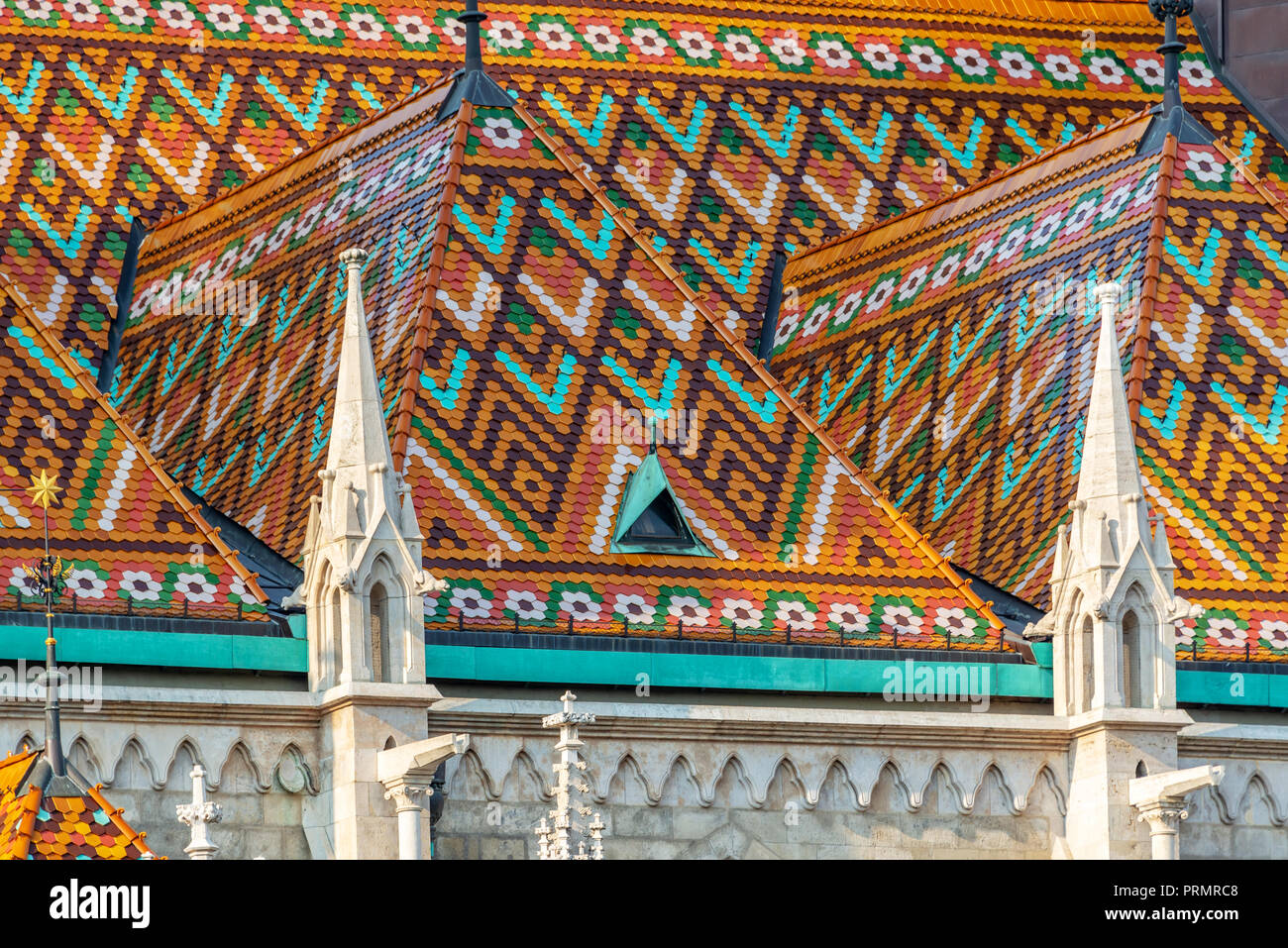 Dettaglio del tetto colorato della chiesa di San Mattia a Budapest, Ungheria Foto Stock
