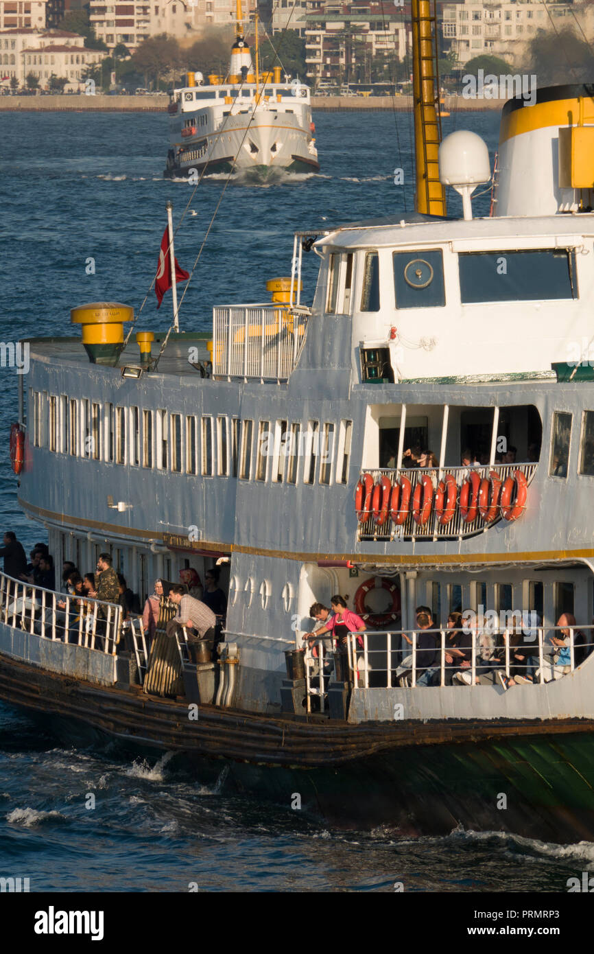 I traghetti passeggeri sul Bosforo ad Istanbul in Turchia Foto Stock