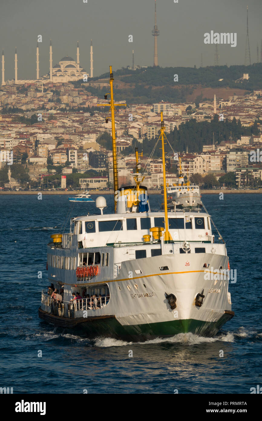 I traghetti passeggeri sul Bosforo ad Istanbul in Turchia Foto Stock