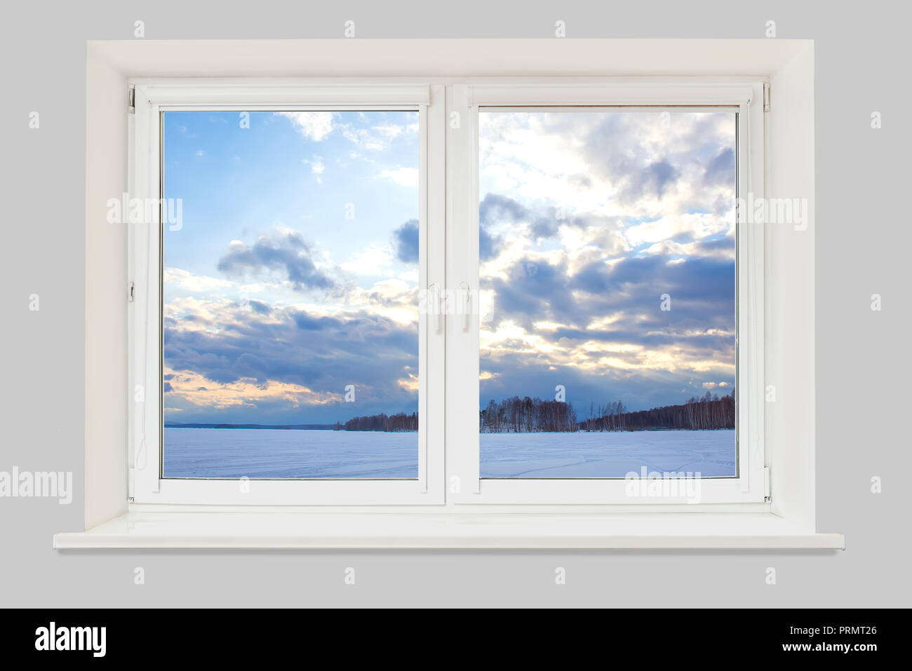 La vista dalla finestra. Bel Tramonto sul lago ricoperto di ghiaccio in inverno Foto Stock