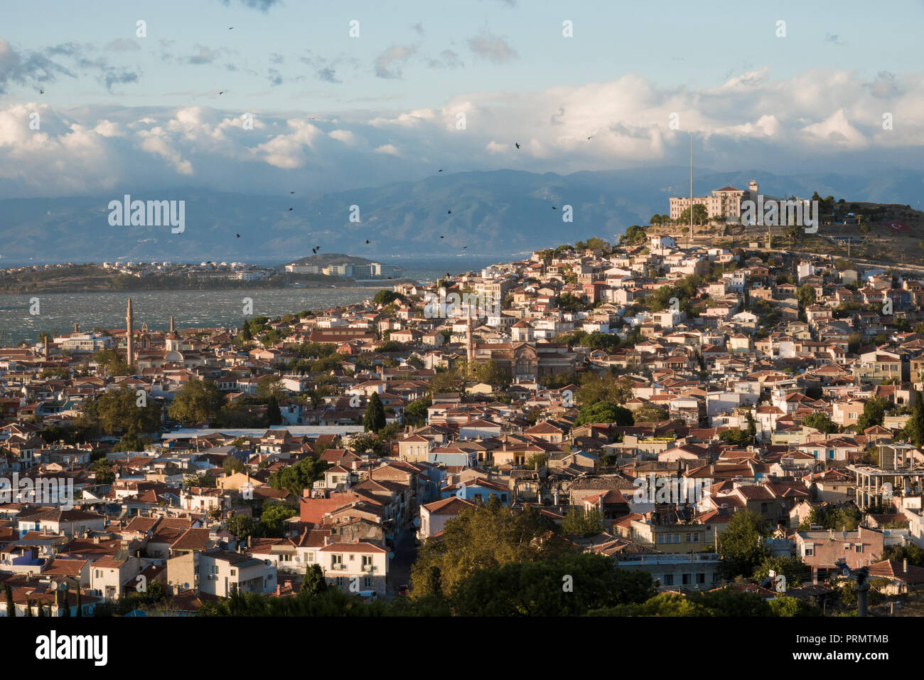 Forti venti che spirano nella pittoresca città costiera di Ayvalik, Turchia Foto Stock