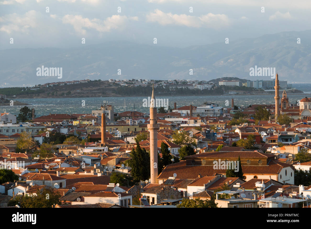 Forti venti che spirano nella pittoresca città costiera di Ayvalik, Turchia Foto Stock