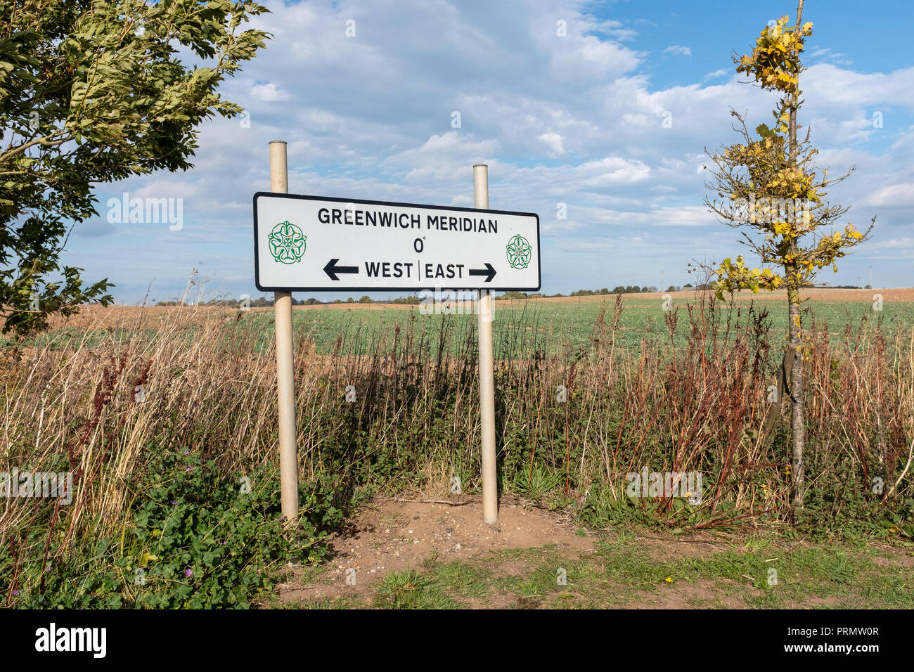 Viene mostrato in East Riding of Yorkshire nel villaggio di Patrington è il marcatore di orientamento per il meridiano di Greenwich linea di zero gradi insieme contro un Foto Stock