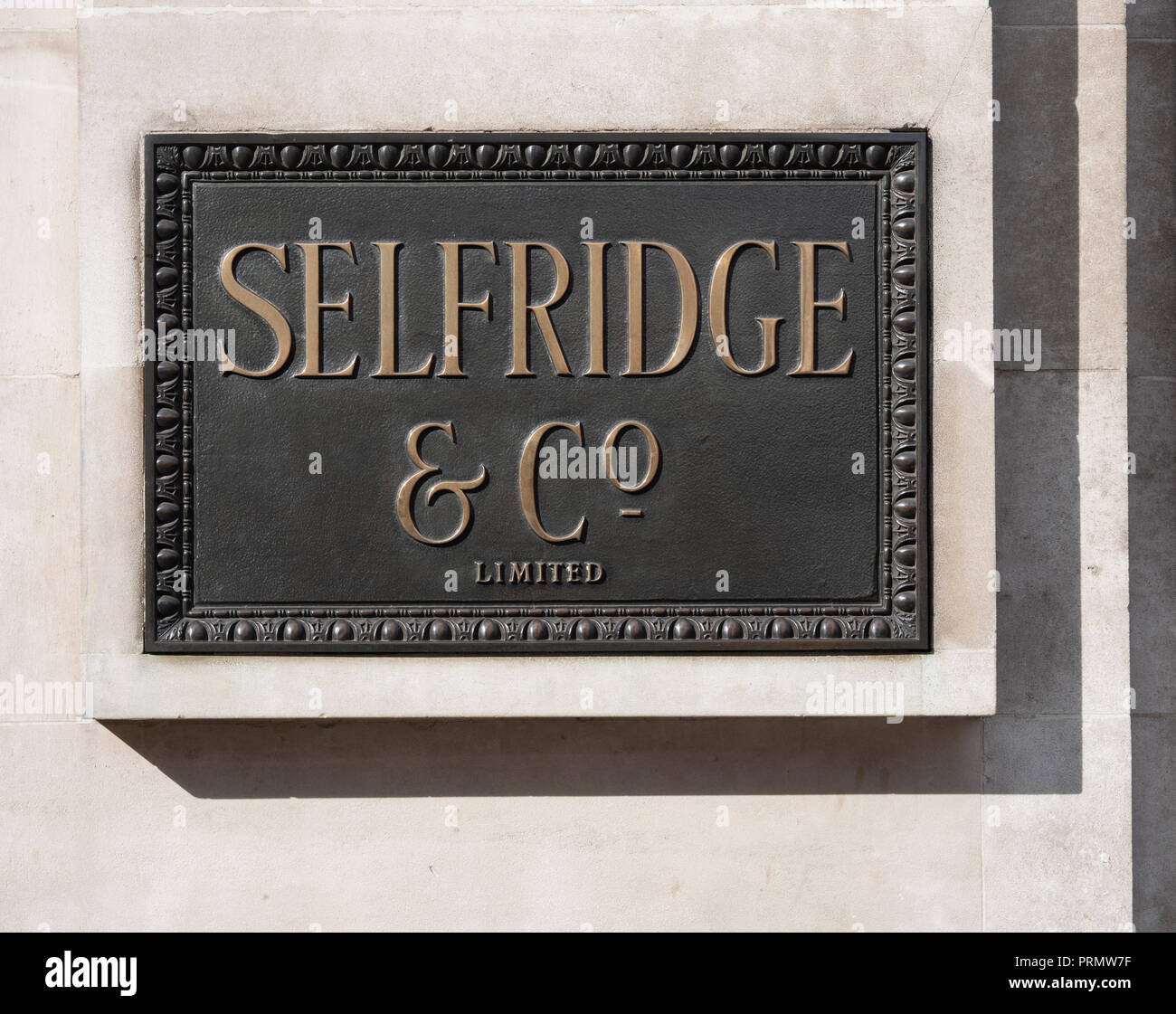 Bronzo ornati da Selfridges segno sull'esterno dell'edificio su Oxford Street London REGNO UNITO Foto Stock