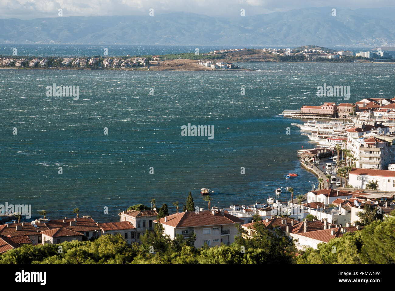 Forti venti che spirano nella pittoresca città costiera di Ayvalik, Turchia Foto Stock
