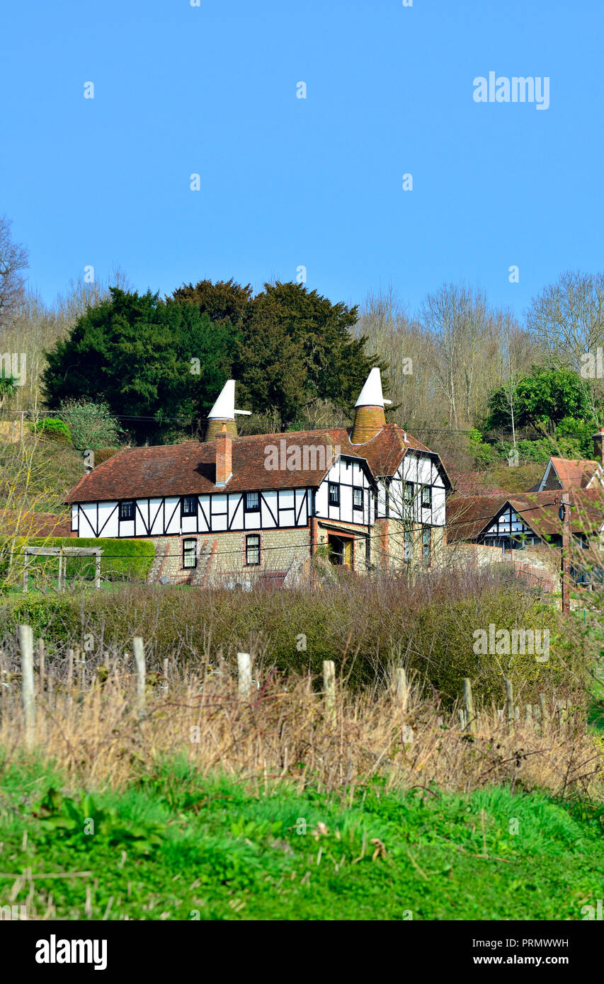 Convertito oast house, San Donato Monchelsea village, Kent, Inghilterra. Foto Stock